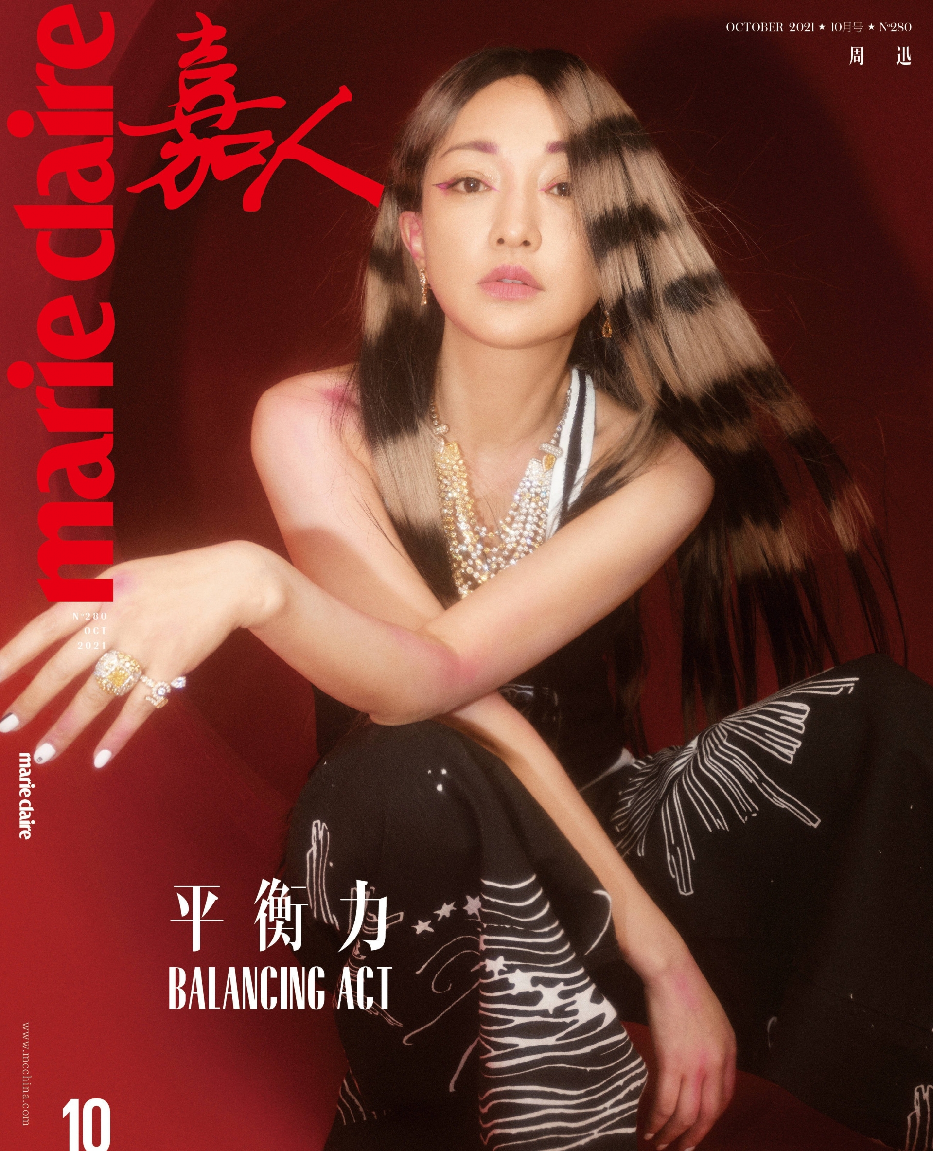 Mặc trang phục đen, trang điểm tông hồng và mái tóc nhuộm cá tính khiến Châu Tấn mang đầy khí chất lạnh lùng và ngọt ngào.