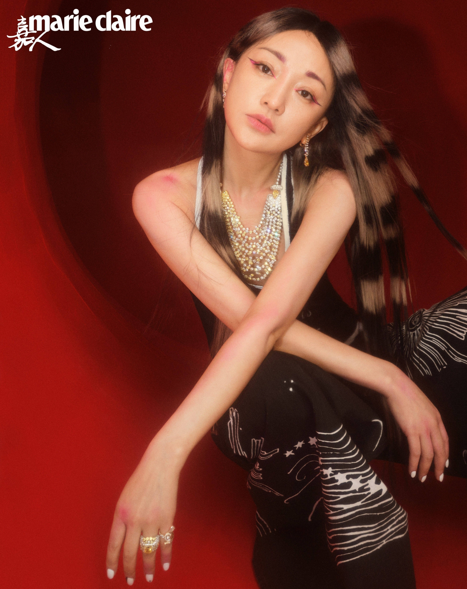 Netizen đánh giá bộ ảnh trên bìa Marie Claire mang đầy màu sắc nghệ thuật trong đó nữ chính vừa hoang dại, lại vừa quyền uy quyến rũ.