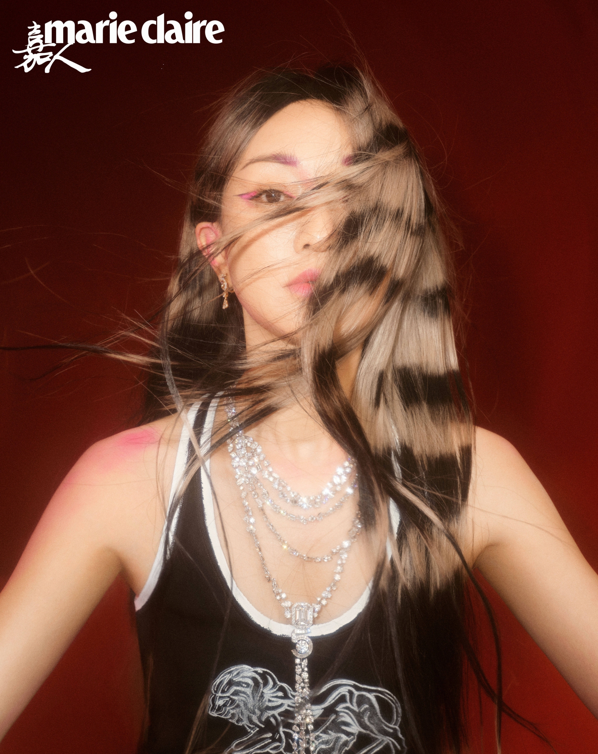 Dù đã U50 nhưng nhan sắc Châu Tấn ngày càng trở nên đẹp mặn mà chứ chưa có dấu hiệu lão hóa. Đặc biệt, đôi mắt biết diễn của người đẹp luôn tỏa ra khí chất tinh anh, thông minh rất hút người nhìn.