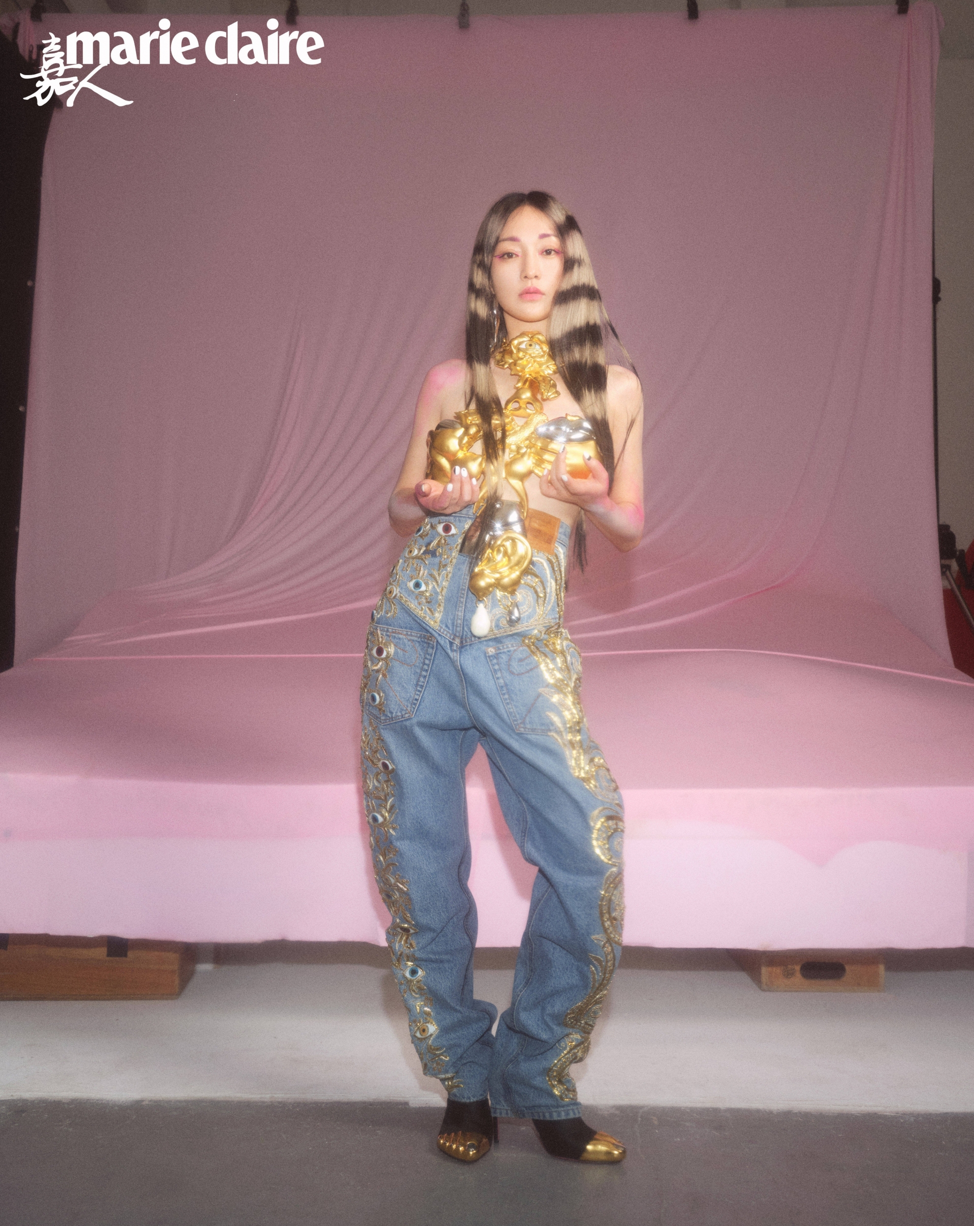 Khi đổi sang quần jean, mái tóc họa tiết ngựa vằn khiến đại hoa đán trở nên đẹp kỳ lạ.