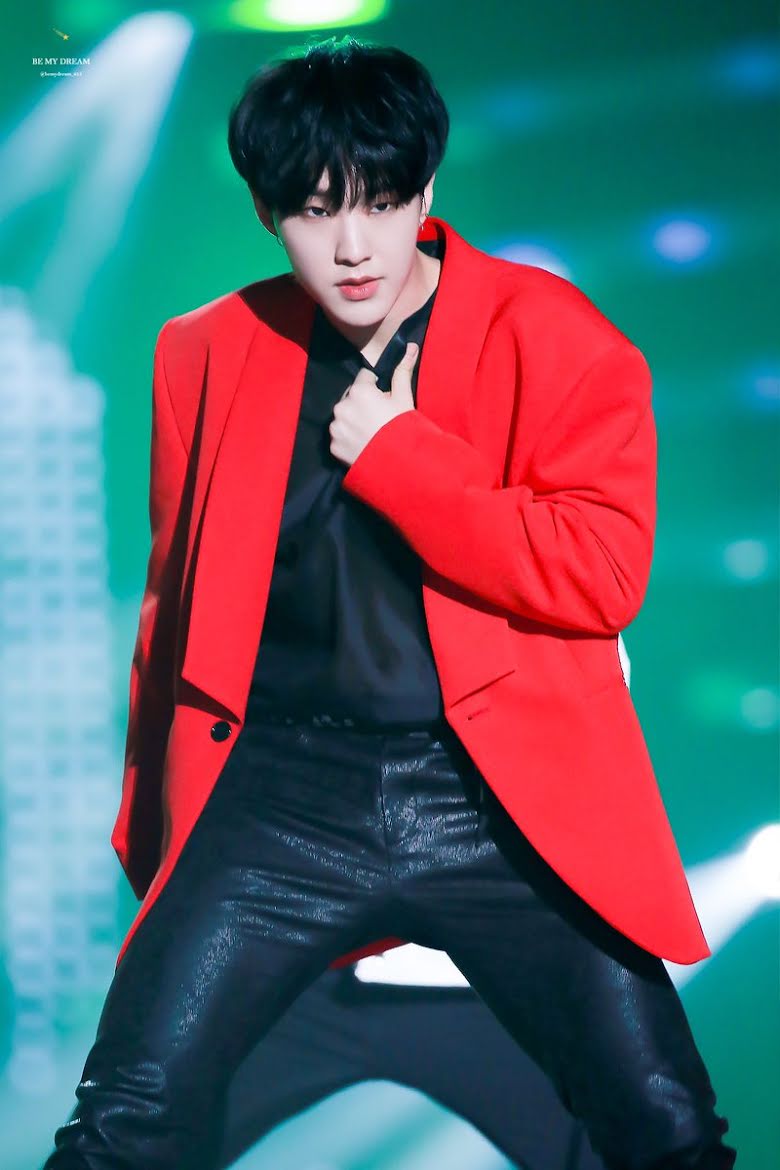 Những lần SEVENTEEN hóa 'chúa tể visual, chiến thần nhan sắc' nhờ mặc màu đỏ - Ảnh 13 Những lần SEVENTEEN hóa 'chúa tể visual, chiến thần nhan sắc' nhờ mặc màu đỏ - Ảnh 13