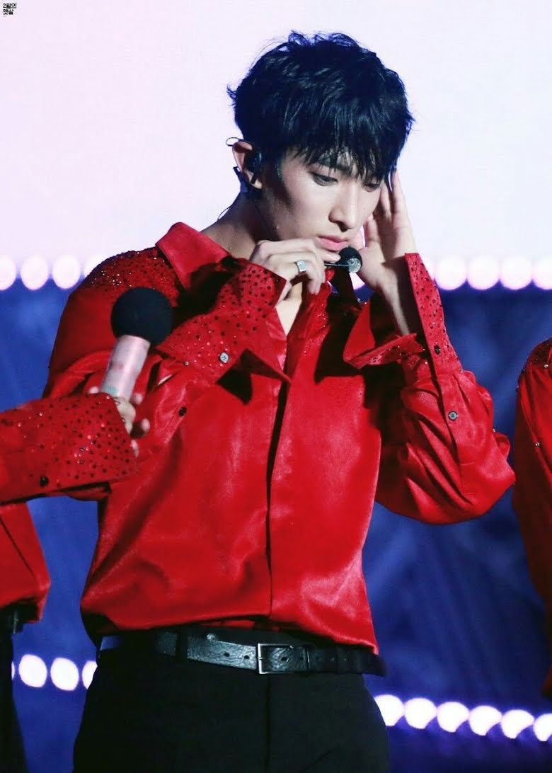 Những lần SEVENTEEN hóa 'chúa tể visual, chiến thần nhan sắc' nhờ mặc màu đỏ - Ảnh 22 Những lần SEVENTEEN hóa 'chúa tể visual, chiến thần nhan sắc' nhờ mặc màu đỏ - Ảnh 22