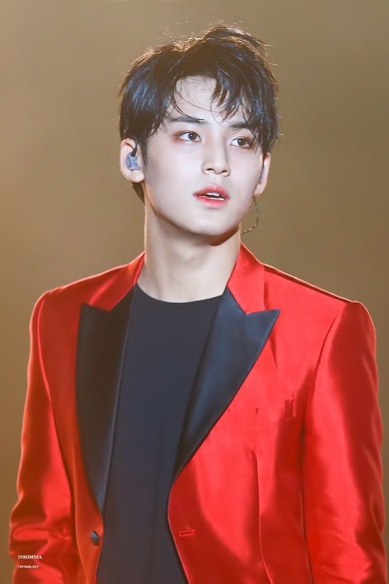 Những lần SEVENTEEN hóa 'chúa tể visual, chiến thần nhan sắc' nhờ mặc màu đỏ - Ảnh 26 Những lần SEVENTEEN hóa 'chúa tể visual, chiến thần nhan sắc' nhờ mặc màu đỏ - Ảnh 26