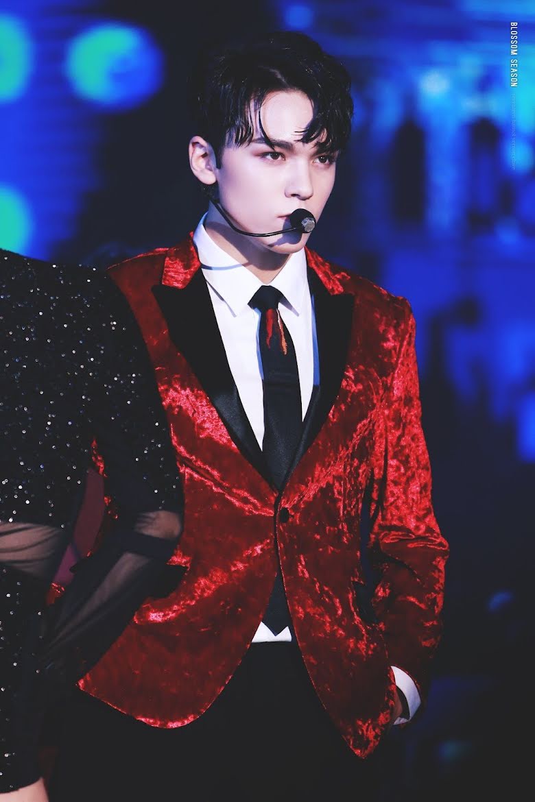 Những lần SEVENTEEN hóa 'chúa tể visual, chiến thần nhan sắc' nhờ mặc màu đỏ - Ảnh 36 Những lần SEVENTEEN hóa 'chúa tể visual, chiến thần nhan sắc' nhờ mặc màu đỏ - Ảnh 36