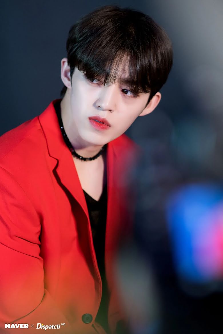 Những lần SEVENTEEN hóa 'chúa tể visual, chiến thần nhan sắc' nhờ mặc màu đỏ - Ảnh 2 Những lần SEVENTEEN hóa 'chúa tể visual, chiến thần nhan sắc' nhờ mặc màu đỏ - Ảnh 2