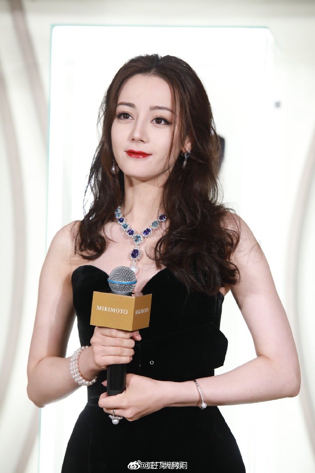 Dù là ảnh chưa chỉnh sửa thì bờ vai của Địch Lệ Nhiệt Ba cũng vô cùng xinh đẹp.