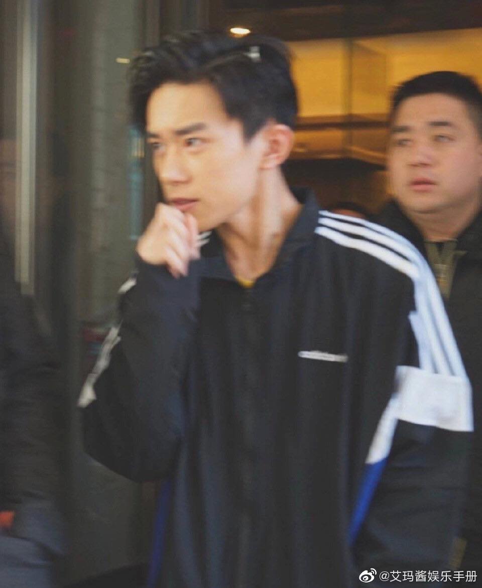 Ảnh này Dịch Dương Thiên Tỉ có chú ngố tàu nhưng vẫn vô cùng đáng yêu.