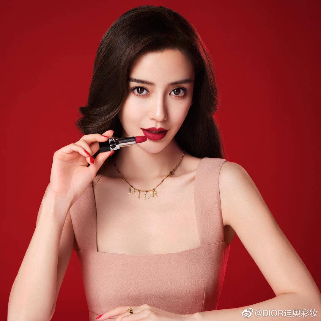 Nhan sắc vừa ngọt ngào, vừa gợi cảm của Angela Baby khi quảng cáo cho Dior. Màu son quyền lực của nữ diễn viên có khiến bạn động lòng?