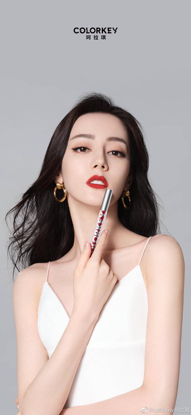 Quảng cáo cho dòng son bình dân Colorkey nhưng Địch Lệ Nhiệt Ba trông vẫn sang chảnh quá trời. 