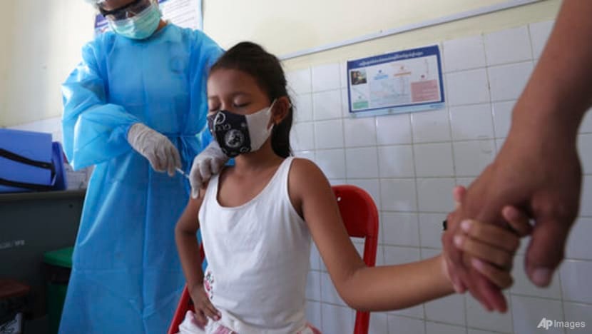 Bé gái nắm tay mẹ khi được tiêm một mũi vaccine Sinovac tại trung tâm Y tế Samrong Krom, ngoại ô Phnom Penh hôm 17/9. Ảnh: AP Bé gái nắm tay mẹ khi được tiêm một mũi vaccine Sinovac tại trung tâm Y tế Samrong Krom, ngoại ô Phnom Penh hôm 17/9. Ảnh: AP