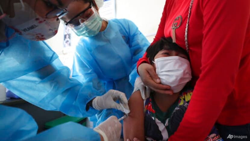 Một bé trai khóc khi tiêm vaccine Sinovac tại trung tâm Y tế Samrong Krom, ngoại ô Phnom Penh hôm 17/9. Ảnh: AP Một bé trai khóc khi tiêm vaccine Sinovac tại trung tâm Y tế Samrong Krom, ngoại ô Phnom Penh hôm 17/9. Ảnh: AP