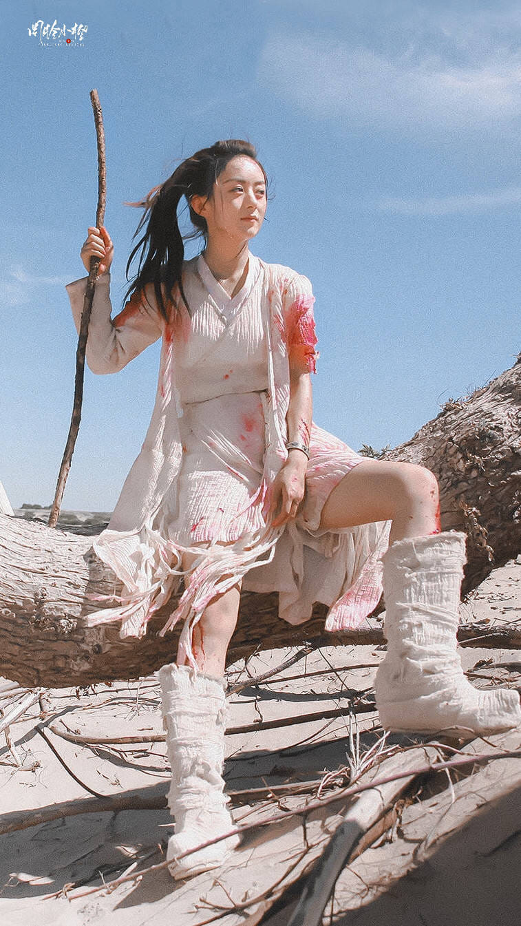 Sự mong manh trong vóc dáng, sự tơi tả của trang phục khiến Triệu Lệ Dĩnh trở nên đáng thương trong mắt khán giả hơn bao giờ hết.