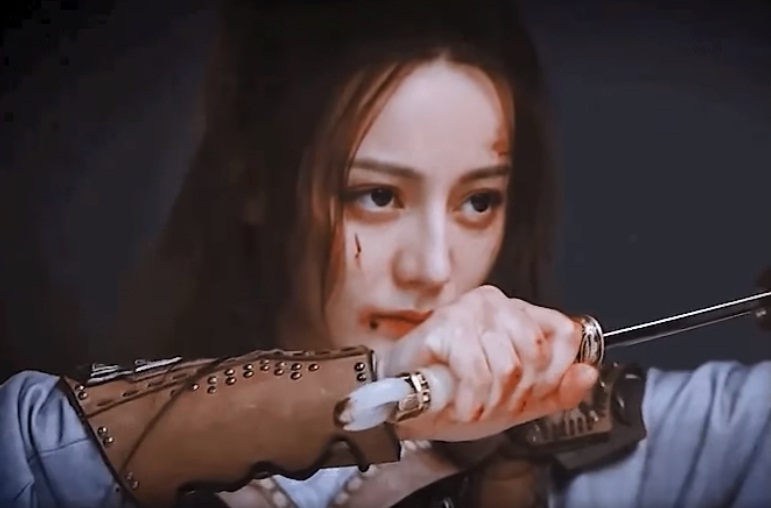 Địch Lệ Nhiệt Ba trong tạo hình chiến tổn phim Trường Ca Hành. Thần thái của nữ diễn viên được netizen khen ngợi hết lời. Cô ấy đã làm toát ra khí chất nữ cường đúng bản chất nhân vật.