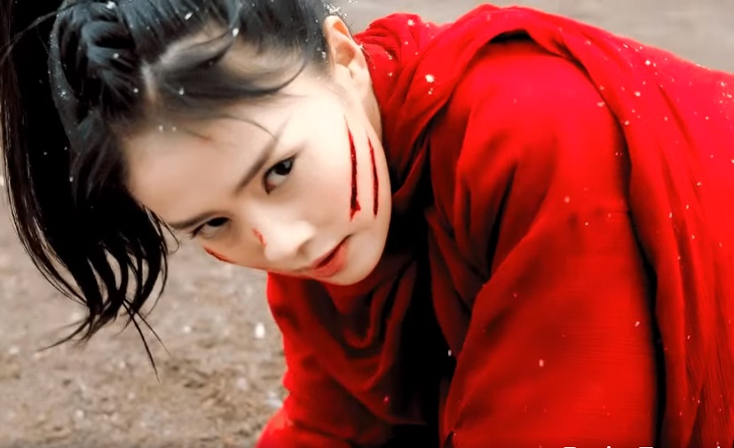 Ánh mắt căm hờn, tạo hình bi thương của Bạch Lộc. Trang phục đỏ càng làm nổi bật vẻ đẹp của cô nàng.