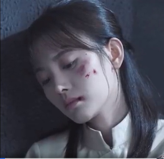 Cúc Tịnh Y tuyệt vọng trong một phân cảnh bị thương tổn.