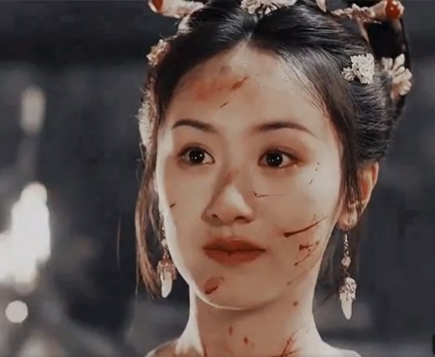 Viên Băng Nghiên trong Lưu Ly Mỹ Nhân Sát. Dù có bị thương tích chằng chịt nhưng cô ấy vẫn đẹp đến kinh diễm. Tuy nhiên, đóng cảnh vỡ vụn mà cô nàng không có nổi một giọt nước mắt khiến netizen la ó sượng trân.