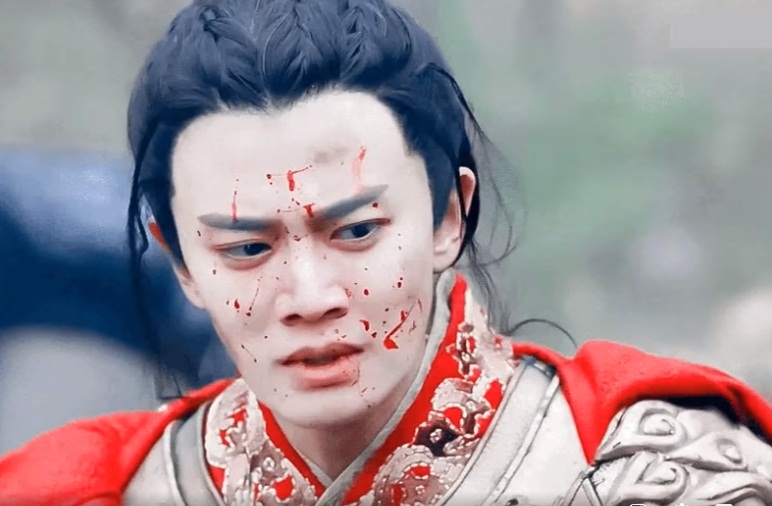 Trong drama Đại Đường Vinh Diệu, nhân vật Quảng Bình Vương của Nhậm Gia Luân cũng có một phân cảnh tổn thương tơi tả như thế này. Ánh mắt u uất của anh đã diễn tả sự tổn thương nặng nề và khiến khán giả đồng cảm.