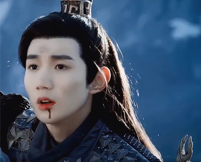 Vương Nguyên nhìn rất non nớt trong tạo hình này. Mặc dù bị thương nhưng netizen lại không cảm nhận được sự đau đớn trong đó, có chăng chỉ là chút siro đỏ chảy ra từ miệng anh chàng.