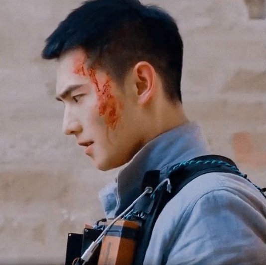 Góc nghiêng đẹp như tượng tạc của Dương Dương. Khán giả dễ dàng nhìn ra ánh mắt đầy căm hờn và u uất của Dương Dương, tuy nhiên, tạo hình của anh có vẻ vẫn chưa vụn vỡ lắm. Fan của cảnh ngược cần nhiều hơn thế!