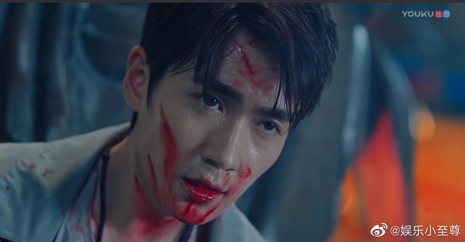 Chắc chắn người qua đường đều nhận ra sự giả trân của chỗ bột màu bôi trên mặt 'thầy Thẩm' Chu Nhất Long. Tuy nhiên, đôi mắt của mỹ nam Trấn Hồn thực sự rất tuyệt. Anh ấy đã diễn tả được nỗi đau tận đáy lòng và chạm được đến trái tim khán giả.