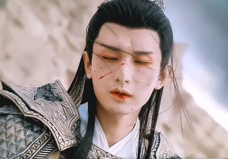 Còn đây là tạo hình vỡ vụn của Thành Nghị trong Trầm Vụn Hương Phai. Sau nhát kiếm của Dương Tử, Thành Nghị đã có cú ngã để đời làm fan xót xa. Biểu cảm của Thành Nghị khi đóng những cảnh ngược cũng luôn được netizen đánh giá cao. Có lẽ vì hợp đóng ngược nên Thành Nghị được mệnh danh là mỹ nam tốn siro nhất màn ảnh Hoa ngữ.