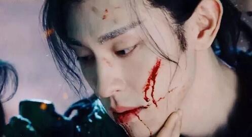 Vết máu đỏ nổi bật trên nước da trắng, sống mũi cao và ánh mắt sắc lạnh, đây là tổ hợp gây sát thương cực cao mà Đặng Luân đã dùng để thu phục khán giả trong Hương Mật Tựa Sương Khói.