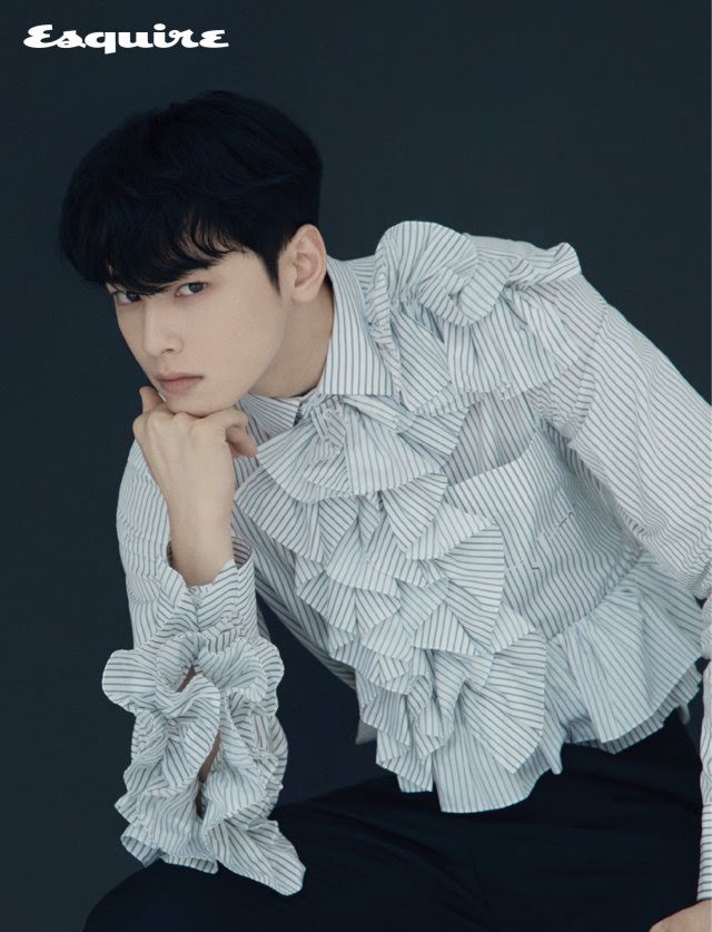 Ngay cả khi làm mặt lạnh cũng khiến người ta không thể ngưng chú ý.