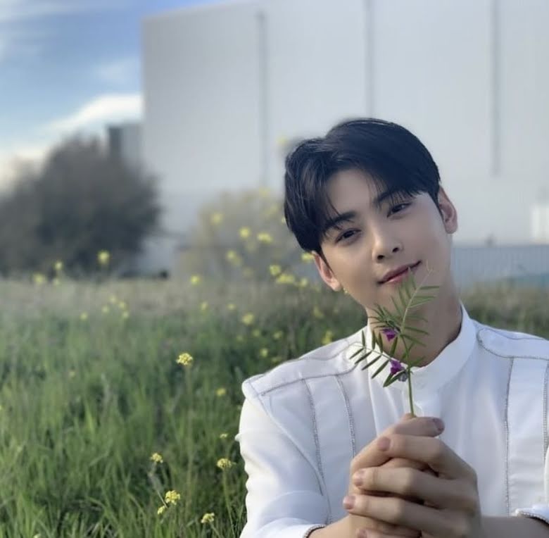 Các cô gái sẽ xếp hàng lườm lượp để được nhận hoa từ Eunwoo.