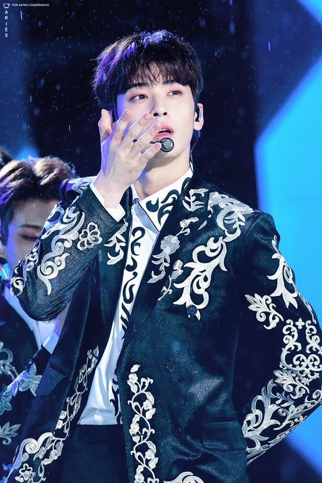 Hoàng tử Eunwoo trong mưa vẫn tuyệt đẹp.