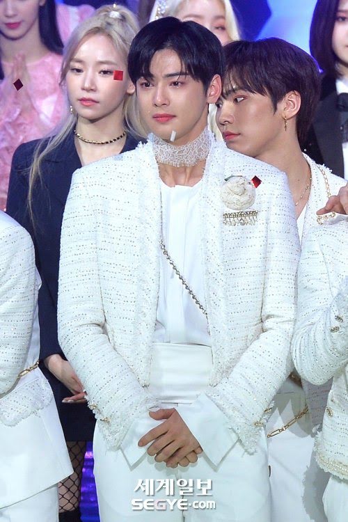 Ngay cả khi khóc khí chất Eunwoo vẫn không bị lu mờ.