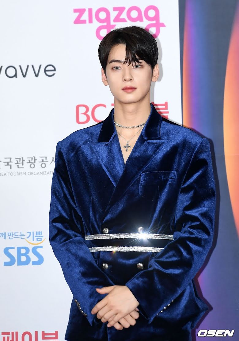 Chiếc thắt lưng đó sáng bóng nhưng tạo hình như hoàng tử của anh ấy còn tỏa sáng hơn!