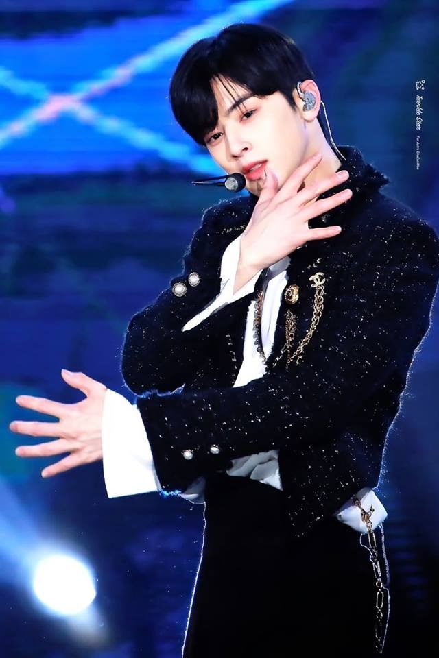 Anh ấy cần một ai đó để ôm, có lẽ là một công chúa.