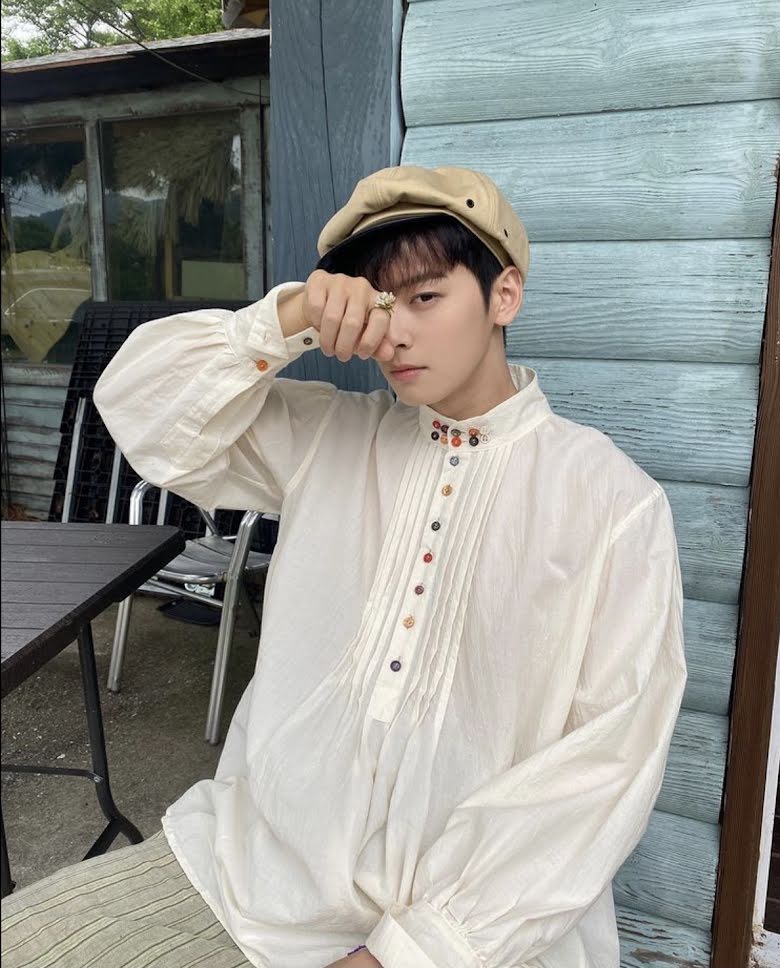 Vẻ đẹp bí ẩn của 'hoàng tử' Eunwoo.