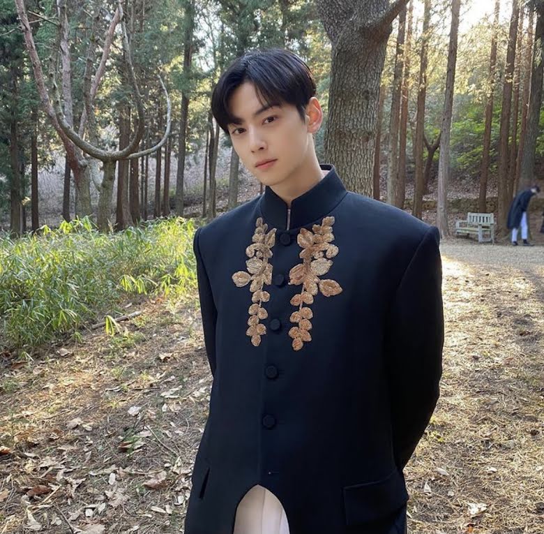 Eunwoo lịch thiệp, quý tộc, toát ra khí chất hoàng gia thật sự.