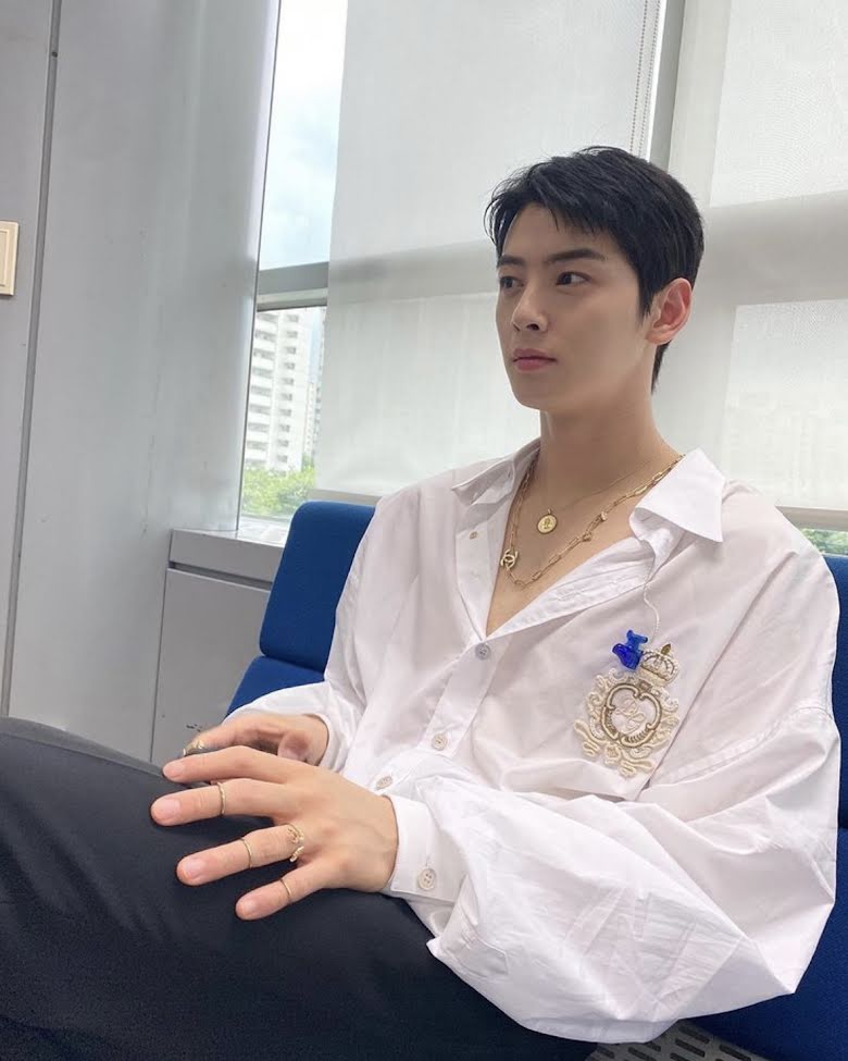 Eunwoo make up, lên đồ bảnh bao như một hoàng tử thực thụ.