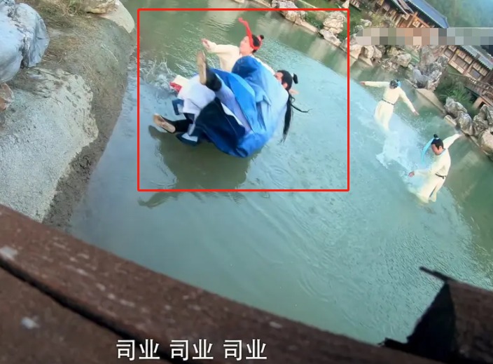 'Rổ sạn' khiến phim mới của Triệu Lộ Tư bị cộp mác 'rác phẩm' ngay ngày đầu công chiếu - Ảnh 10 'Rổ sạn' khiến phim mới của Triệu Lộ Tư bị cộp mác 'rác phẩm' ngay ngày đầu công chiếu - Ảnh 10