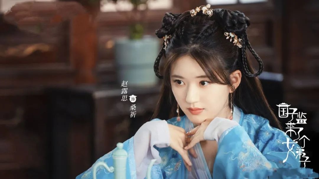 Biểu cảm như trong poster chính thức.