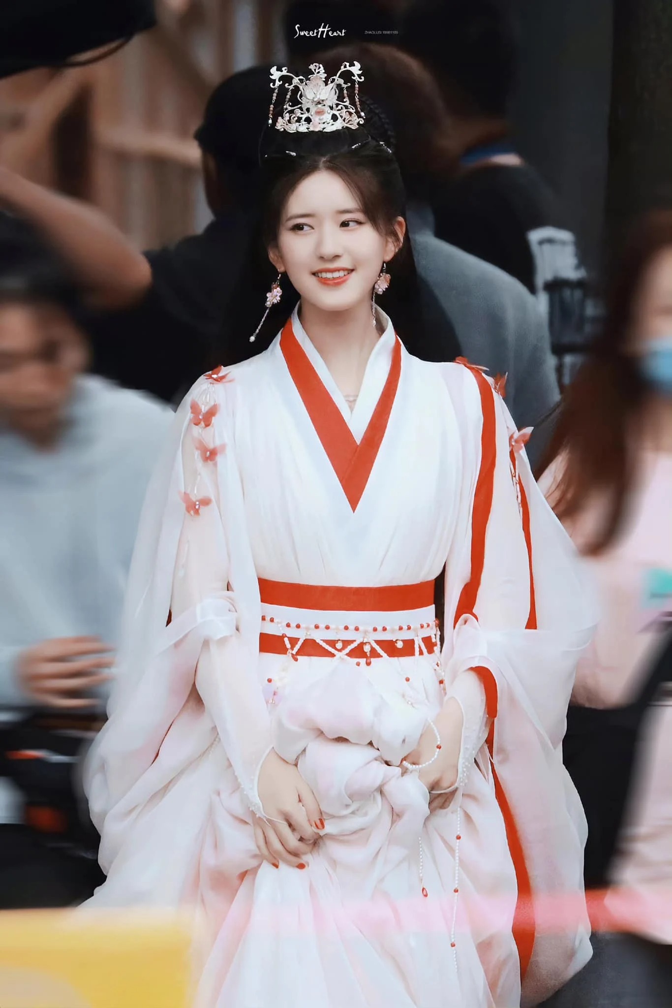 Triệu Lộ Tư gây 'ngứa mắt' vì tạo hình dở dở ương ương trong phim mới 2 Triệu Lộ Tư gây 'ngứa mắt' vì tạo hình dở dở ương ương trong phim mới 2