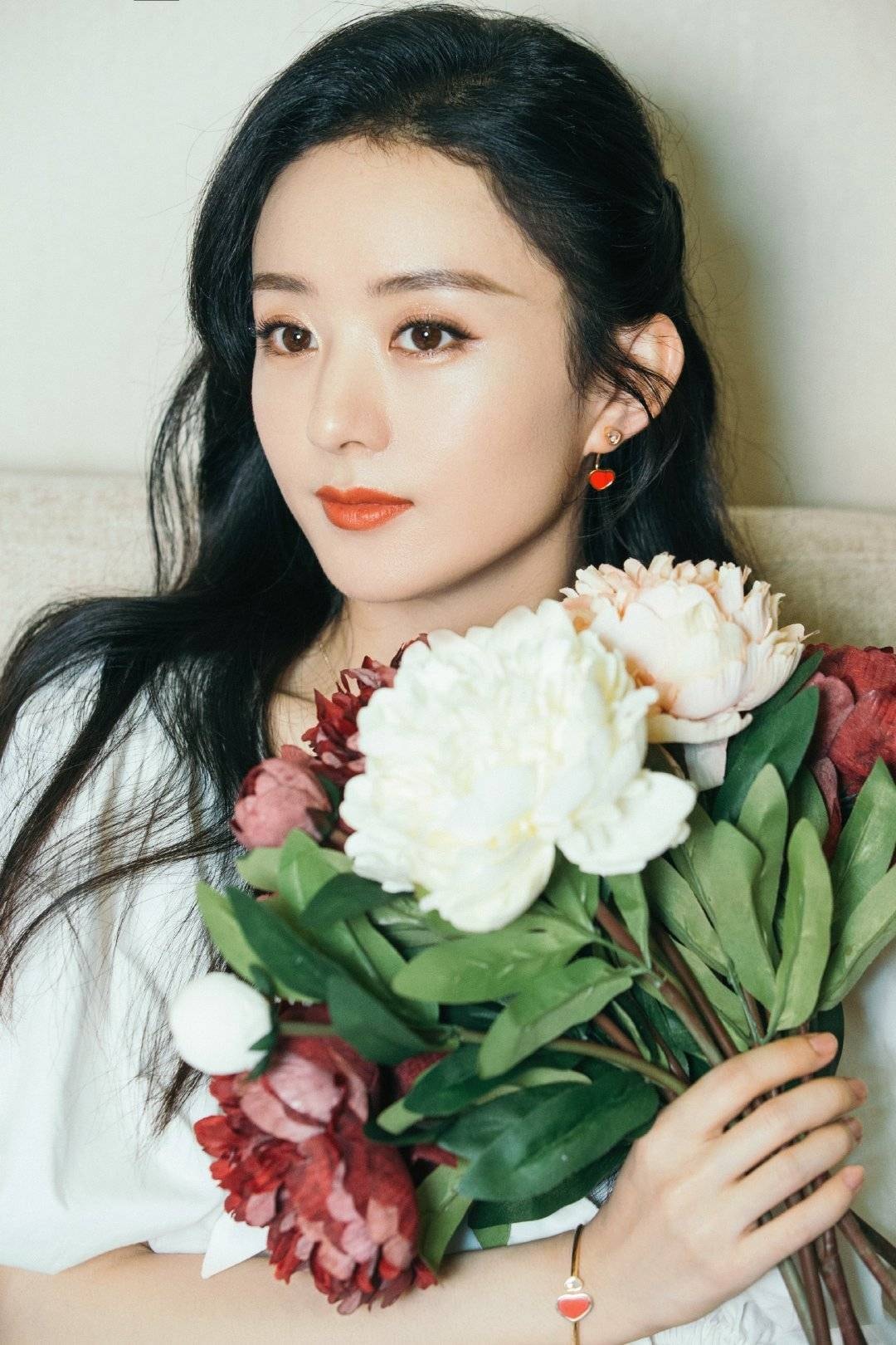 Vừa nhìn thấy hình này, fan Triệu Lệ Dĩnh đã nhất loạt đồng ý lời tỏ tình. Đúng là nữ vương Nữ Nhi Quốc không làm chúng ta thất vọng.