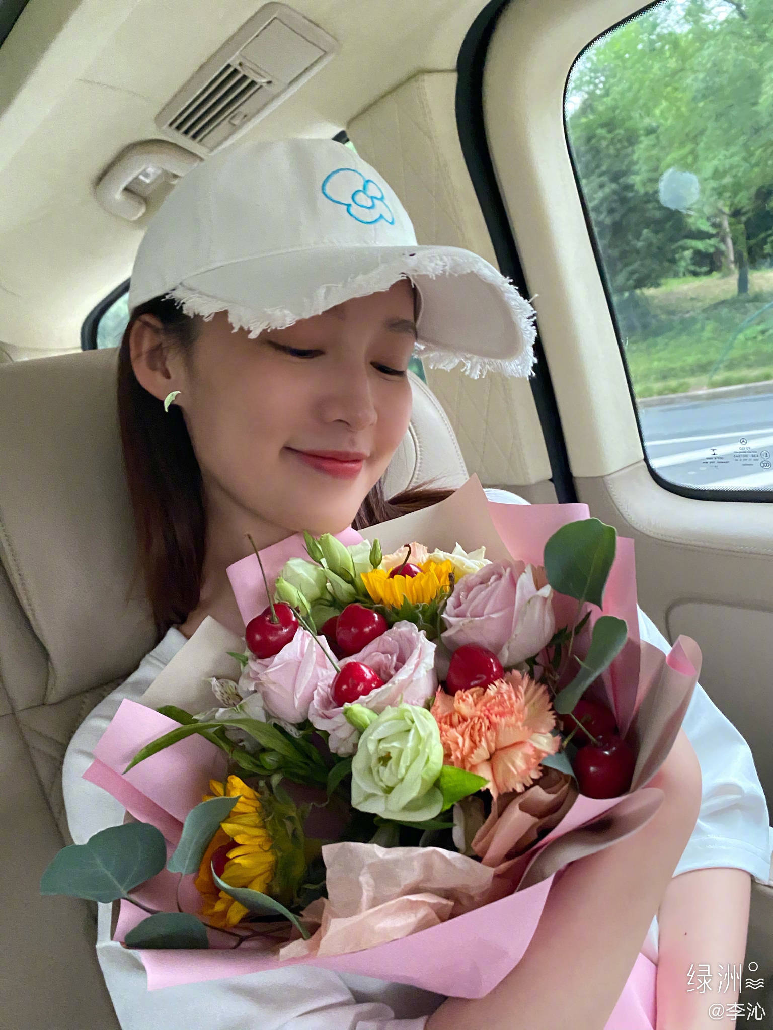 Lý Thấm là một diễn viên thực lực, được đánh giá rất cao trong diễn xuất. Ở ngoài, cô thường xuất hiện với style trẻ trung và đáng yêu như thế này.