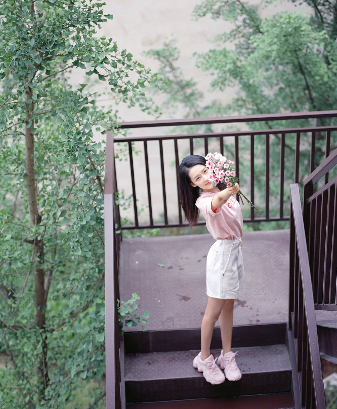 Cả hoa và người đều xinh, fan Lý Thấm chắc chắn đang tranh nhau xếp hàng chờ lời tỏ tình từ idol.