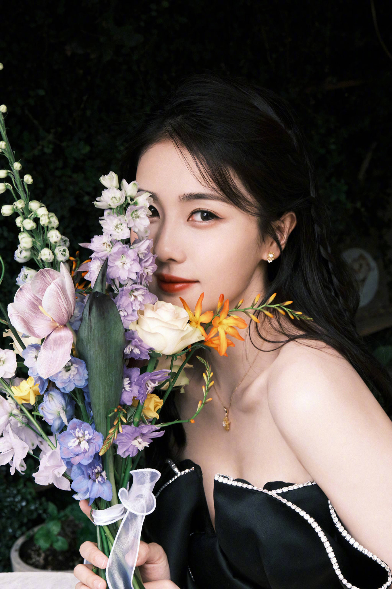 Châu Sinh Như Cố vừa kết thúc không lâu và danh tiếng Bạch Lộc vẫn còn rất nổi. Trong ảnh này, Bạch Lộc đẹp ảo mị bên hoa.