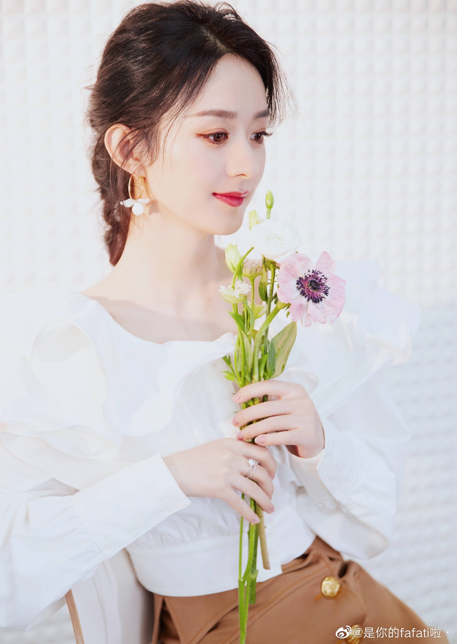 Lệ Dĩnh xinh xẻo, mong manh tựa như bông hoa cô đang cầm trên tay vậy, khiến người ta muôn phần muốn che chở.