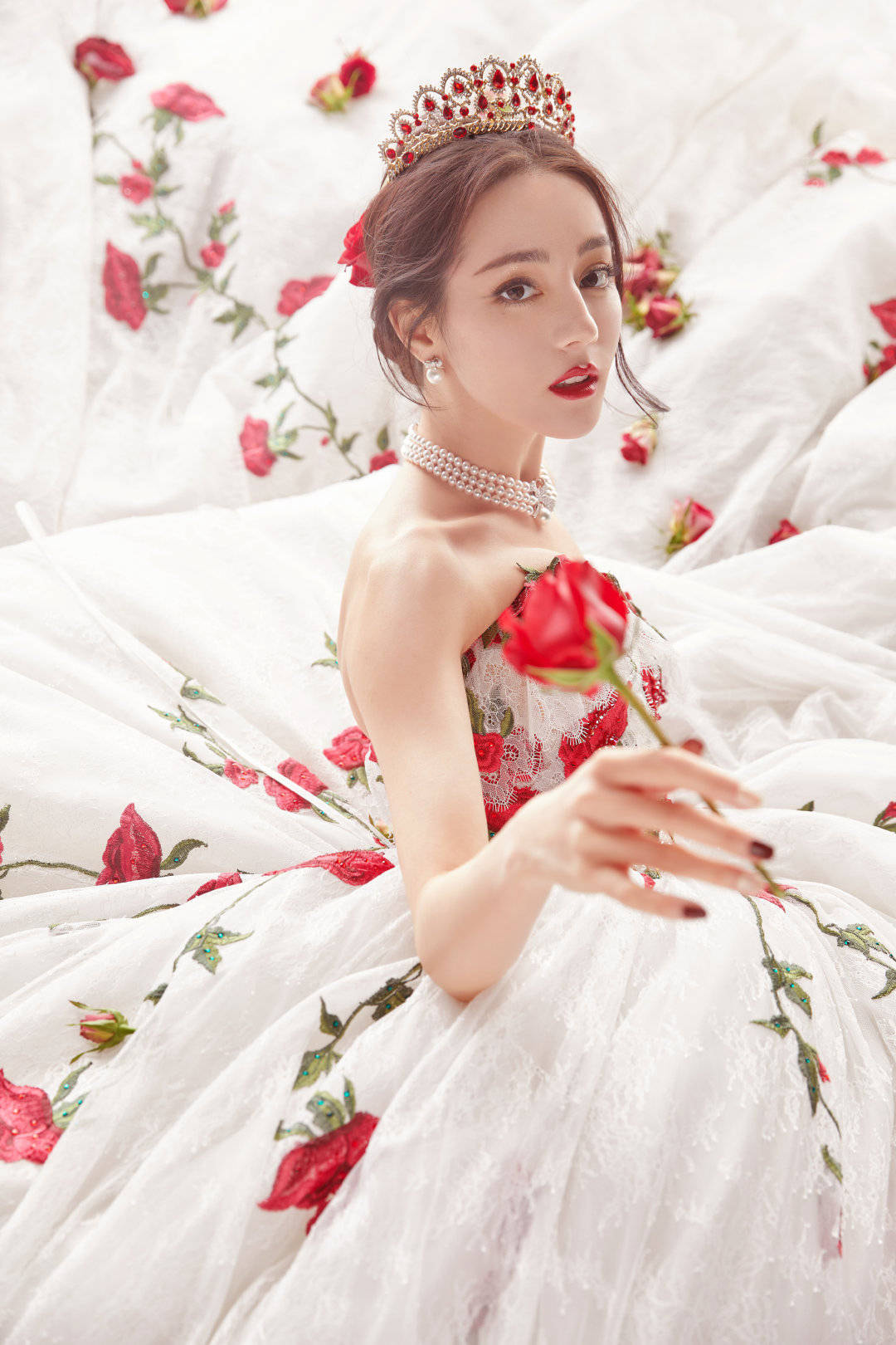 Địch Lệ Nhiệt Ba lộng lẫy như một nàng công chúa bên hoa.