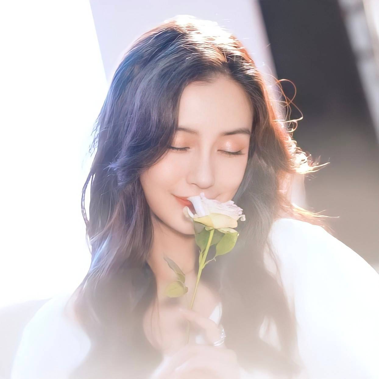 Còn ở ảnh này, Angela Baby lại đẹp e ấp, bí ẩn. Bạn thích phong cách nào hơn?