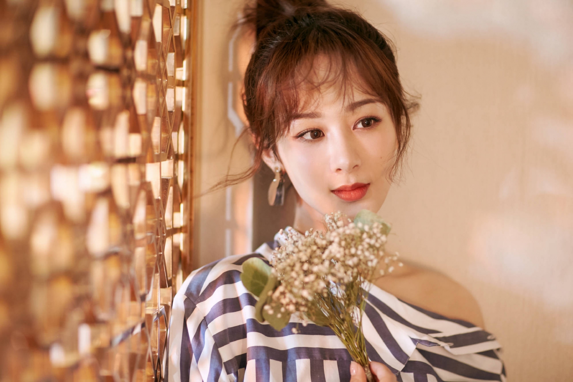 Dương Tử đẹp dịu dàng, khả ái bên hoa baby.