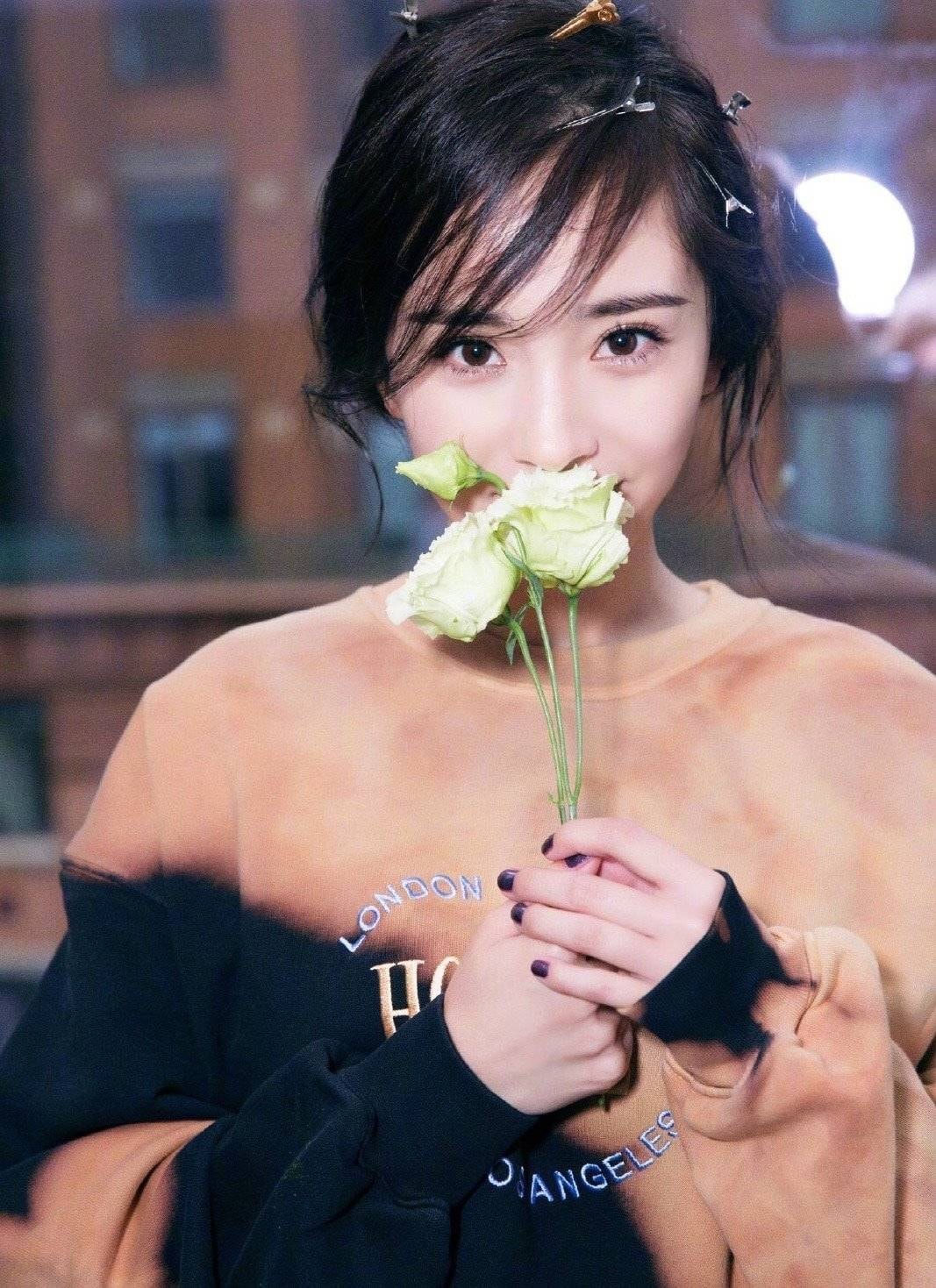 Dương Mịch chắc chỉ cần mấy bông cát tường trên tay cùng ánh mắt xinh đẹp kia là đã chinh phục được trái tim fan rồi.