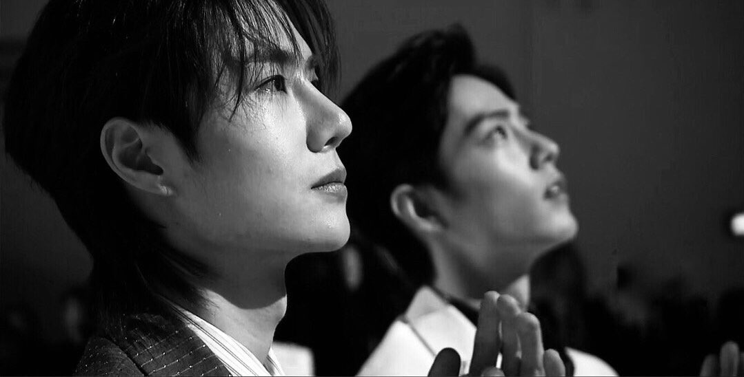 Khuôn mặt anh tuấn hoàn hảo của Vương Nhất Bác thì khỏi phải bàn. Trong góc quay này, anh ấy trở nên cuốn hút hơn bao giờ hết. Không những vậy, Tiêu Chiến cũng lọt vào khung hình và dù hình ảnh mờ mờ nhưng cũng vô cùng tuấn mỹ. Người xem chỉ biết cảm thán trước 2 nhan sắc là mỹ cảnh nhân gian.