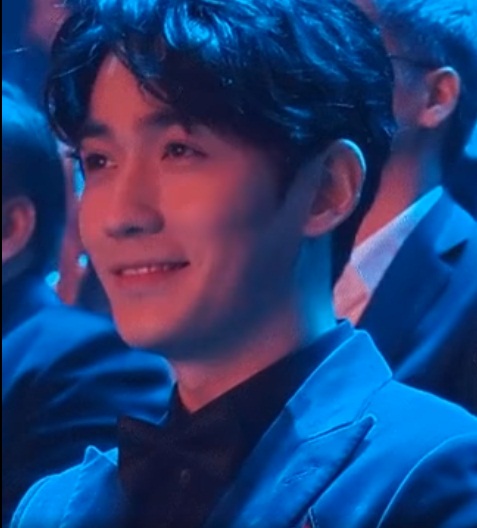 Fan 'thầy Thẩm' Chu Nhất Long nhất định không thể bỏ qua khoảnh khắc này. Anh ấy quay ra nhìn thẳng vào ống kính rồi mỉm cười. Chắc chắn trái tim bạn sẽ bị đánh cắp ngay nhịp đập đầu tiên lúc nhìn thấy nụ cười ấy.