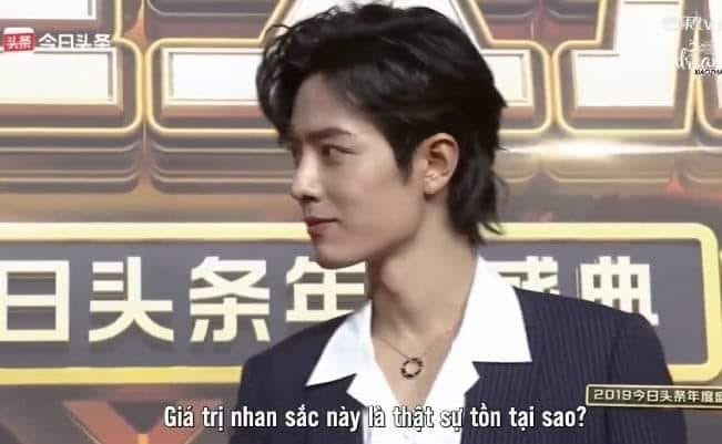 Khoảnh khắc Tiêu Chiến bật cười, nhiều người đã bị trái tim làm phản. Nụ cười Tiêu Chiến giống như bùa mê, thuốc lú và không hổ danh đẹp nhất nhì Cbiz. Thậm chí, netizen còn ngắm kỹ hơn, nhận ra Tiêu Chiến có đường xương quai hàm và yết hầu vô cùng gợi cảm. Tiêu Chiến đẹp đến mức MC phỏng vấn anh khi đó phải thốt lên: 'Giá trị nhan sắc này thực sự tồn tại sao?'.